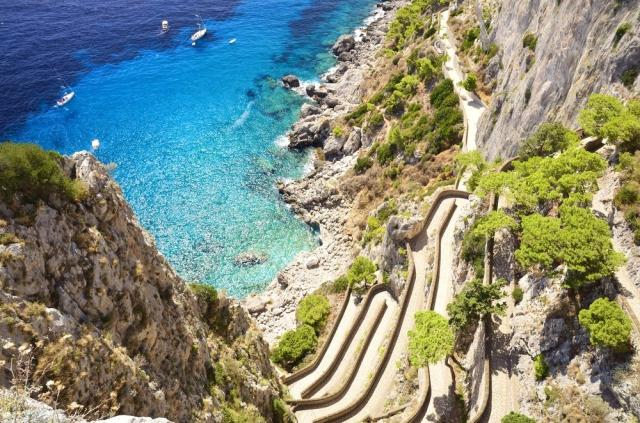 Itálie - ostrov Capri - Via Krupp shutterstock_178031072.jpg