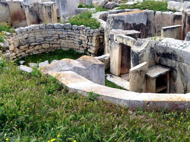 Malta - Tarxien-temple-2676157_1920.jpg