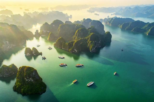 Vietnam - zátoka Ha Long Bay  1shutterstock_1218765286.jpg