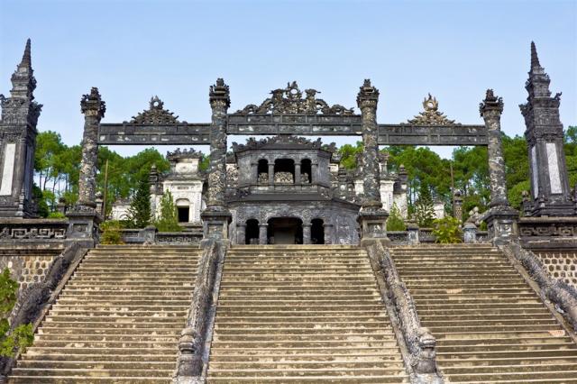 Vietnam Hue pagoda Thien Mu shutterstock_138280472.jpg