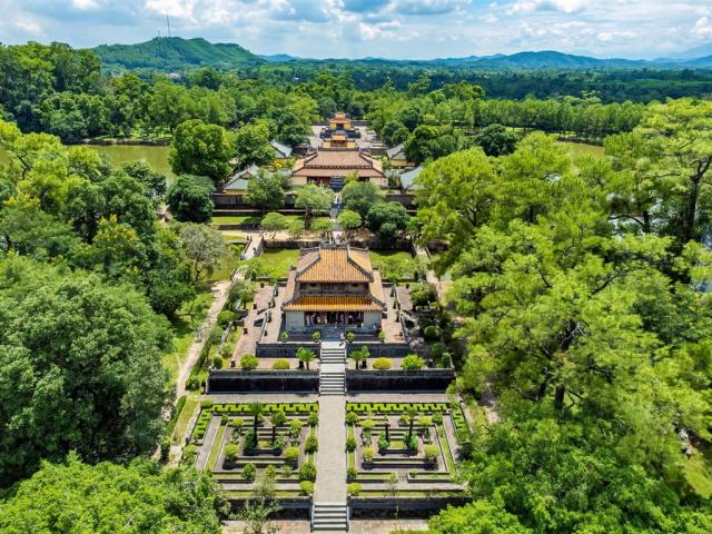 Vietnam - Hue - královská hrobky Minh Mang  shutterstock_219737