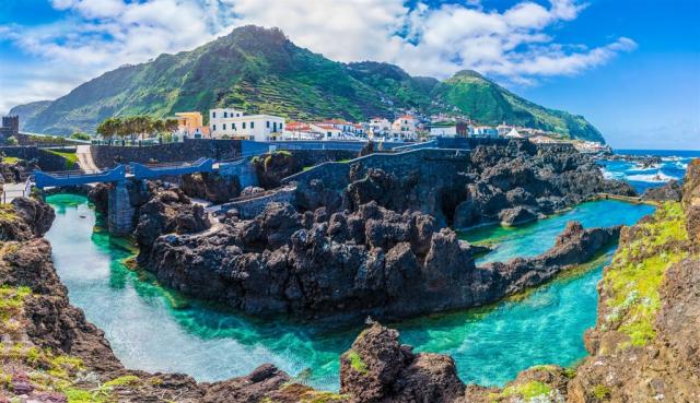Portugalsko - Madeira - Porto Moniz shutterstock_1081626065.jpg