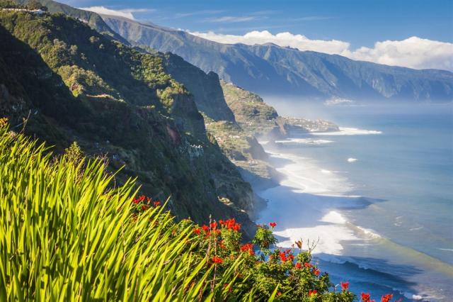 Portugalsko - Madeira - pobřeží shutterstock_162720437.jpg