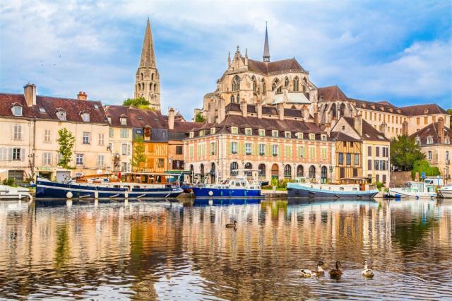Francie - Burgundsko - Auxerre shutterstock_367648226.jpg