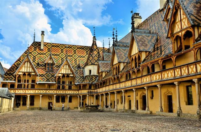 Francie Burgundsko Beaune Hotel Dieu shutterstock_214609015.jpg