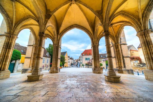 Francie - Burgundsko - Beaune shutterstock_769503325.jpg