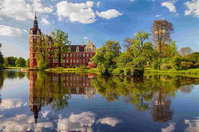 Německo - Bad Muskau, zámecký park shutterstock_795097144.jpg