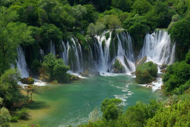 Bosna a Hercegovina -Vodopády Kravica shutterstock_42945436.jpg