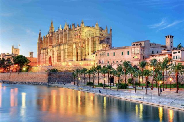 Mallorca - katedrála 1shutterstock_70004080.jpg