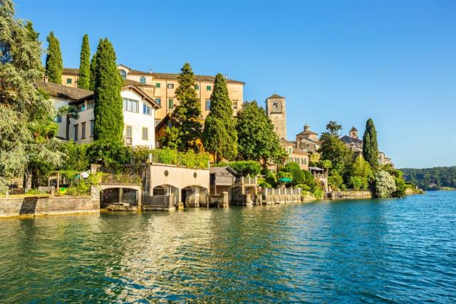 Itálie - jezero Orta shutterstock_606255953.jpg
