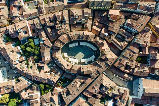 Itálie - Lucca - Amfiteatrální náměstí  shutterstock_2072939915