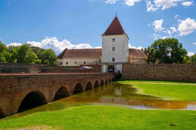 Maďarsko - hrad Nádasdy - Sarvár shutterstock_2416030669.jpg
