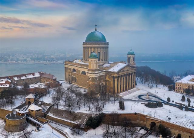 Maďarsko - Ostřihom - bazilika z shutterstock_1309300594.jpg