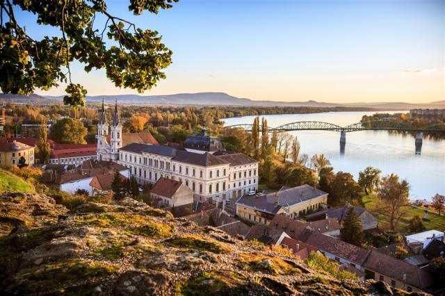 Maďarsko - pohled na město Ostřihom shutterstock_401473459.jpg