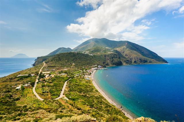 Itálie Sicílie Filicudi and Salina shutterstock_249832093.jpg