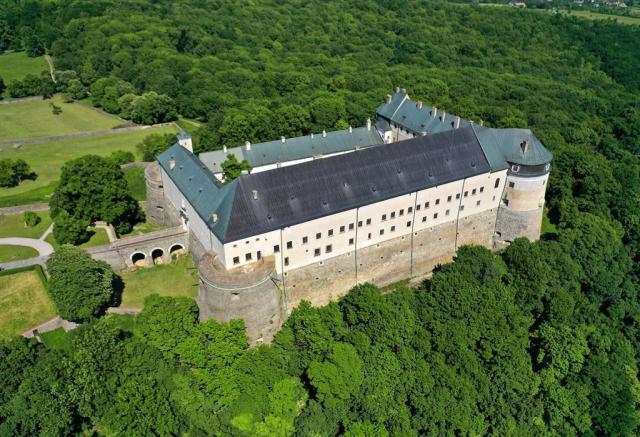 Slovensko - hrad Červený Kameň shutterstock_2555108389.jpg