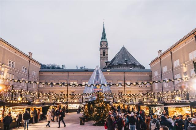 Rakousko - vánoční trhy v Salcburku.shutterstock_1220960974.jpg