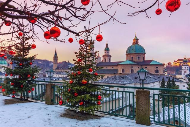 Rakousko - Salcburk, výhled na slavnou katedrálu.shutterstock_1