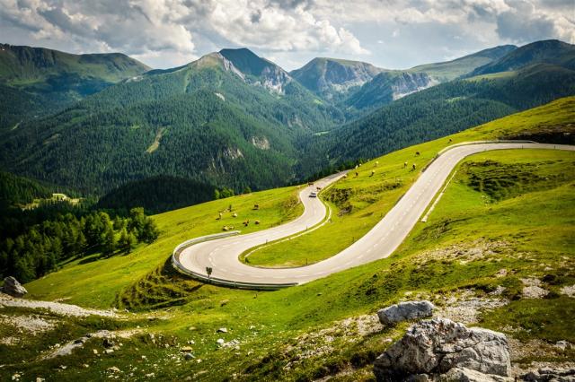 Korutany - Nockalmstrasse shutterstock_147728102.jpg