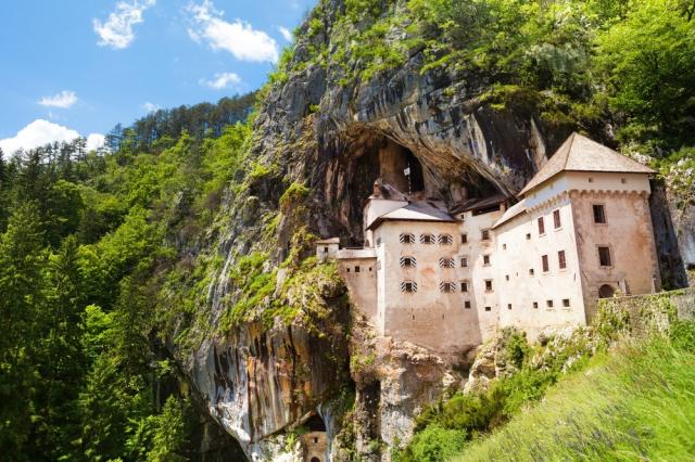 Slovinsko  hrad Predjama shutterstock_159885491.jpg