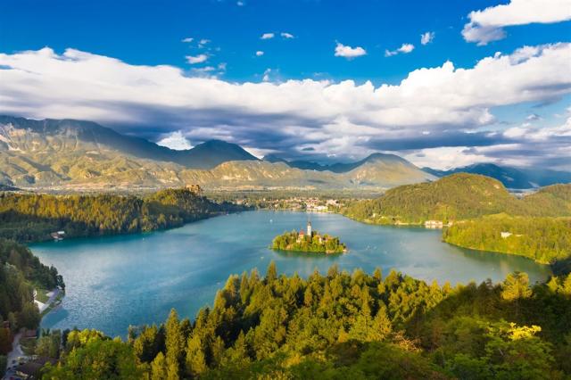 Slovinsko - Julské Alpy - jezero Bled shutterstock_151453313.jp