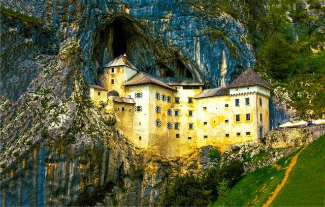 Slovinsko - Predjamsky hrad shutterstock_1127651264.jpg