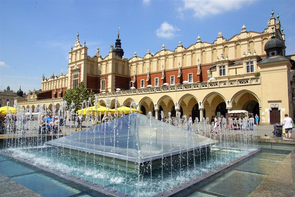 Polsko - Krakov Sukiennice - shutterstock_106702409.jpg