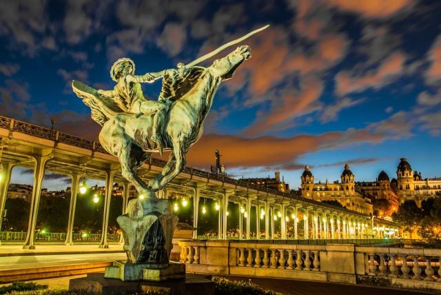 Francie - Paříž -most Alexander shutterstock_128099834.jpg