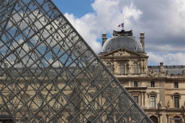 Francie - Paříž - Louvre shutterstock_1415190005.jpg