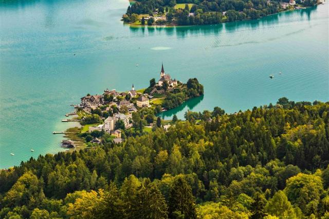 Rakousko - Worthersee -- Maria Worth shutterstock_1804906723.jp
