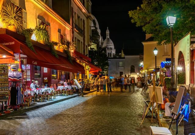Francie - večerní Montmartre v Paříži shutterstock_772560277.jp