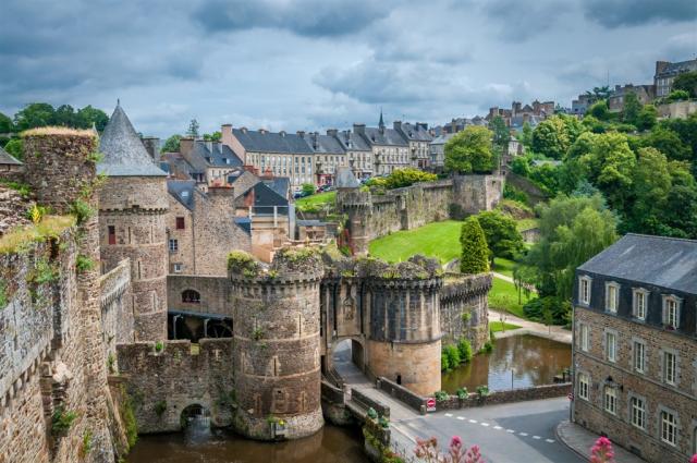 Francie - starobylé město Fougeres.shutterstock_711591286.jpg