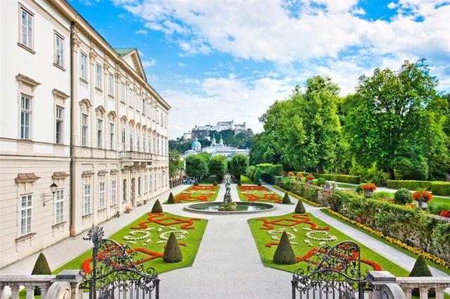 Rakousko - Salcburk - zámek Mirabell - shutterstock_144232963.j