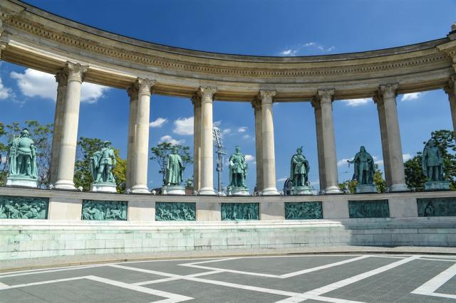 Maďarsko Budapešť Heroes Square  shutterstock_374476528.jpg