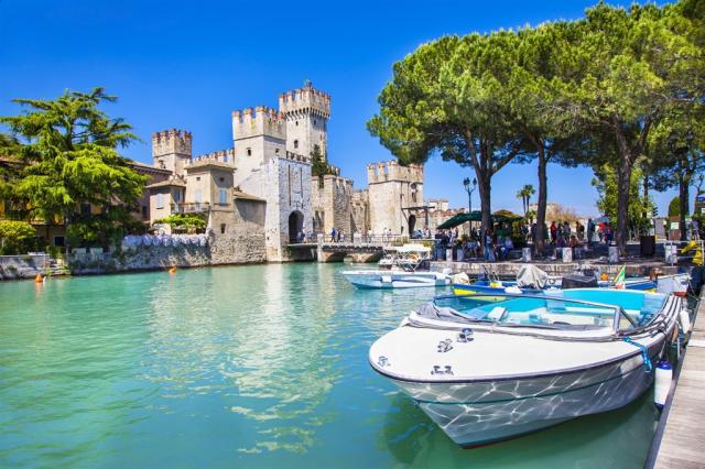 Itálie  Sirmione Lago di Garda shutterstock_199151720.jpg