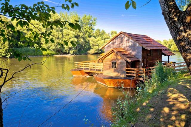 Chorvatsko - starý vodní mlýn na řece Mura shutterstock_7488347