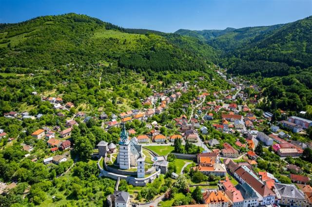 Slovensko - Kremnica a Mestsky hrad  shutterstock_1992635432.jp