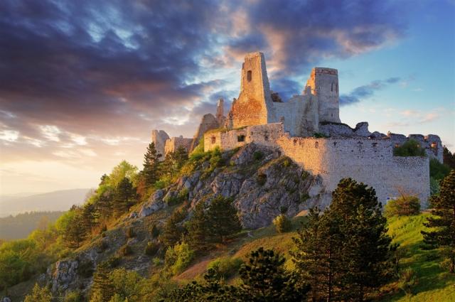 Slovensko - Čachtický hrad shutterstock_136769075.jpg
