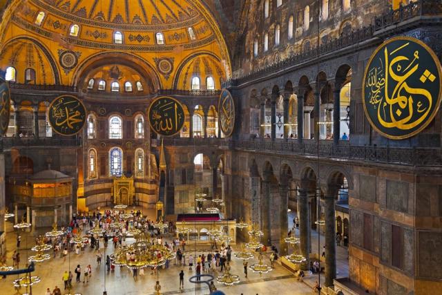 Turecko - Interiér Hagia Sophia v Istanbulu shutterstock_258472