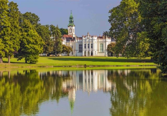 Maďarsko - zámek a zahrady Martonvásár shutterstock_477803056.j