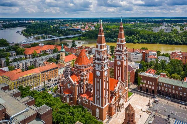 Maďarsko - Szeged - katedrála shutterstock_1861779427.jpg
