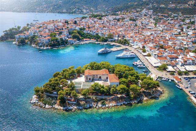 Skiathos_shutterstock_2496945201.jpg