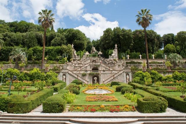 Itálie - Villa Garzoni shutterstock_70635907.jpg