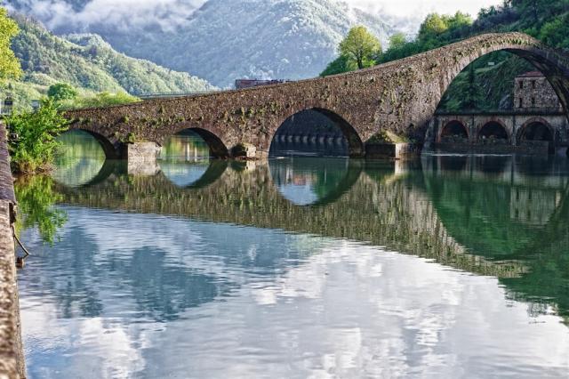 Italie Lucca Ponte Diavolo shutterstock_102920822.jpg