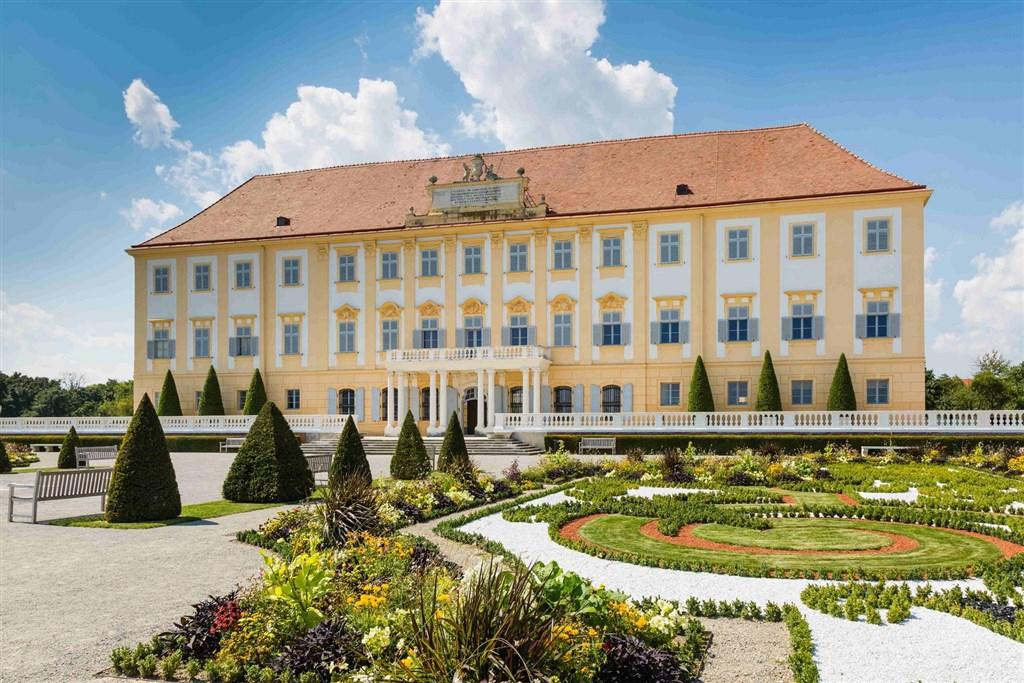 Rakousko - barokní zámek Hof 1shutterstock_471291425.jpg