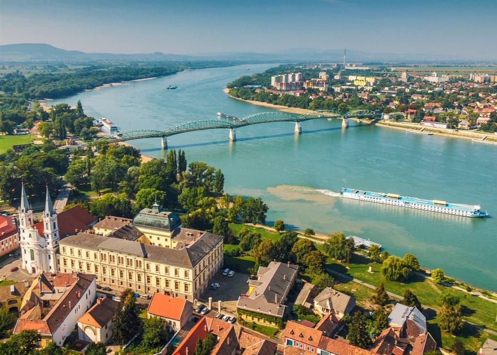 Maďarsko - Ostřihom a hraniční most do Štúrova shutterstock_658