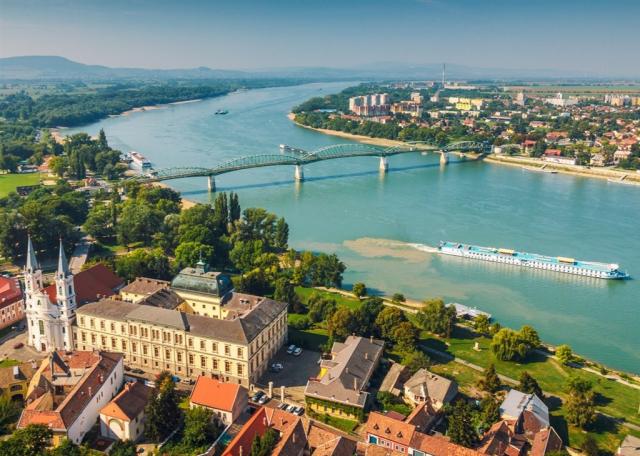 Maďarsko - Ostřihom a hraniční most do Štúrova shutterstock_658