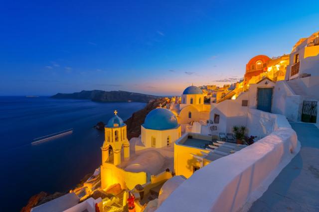Santorini shutterstock_141424039.jpg