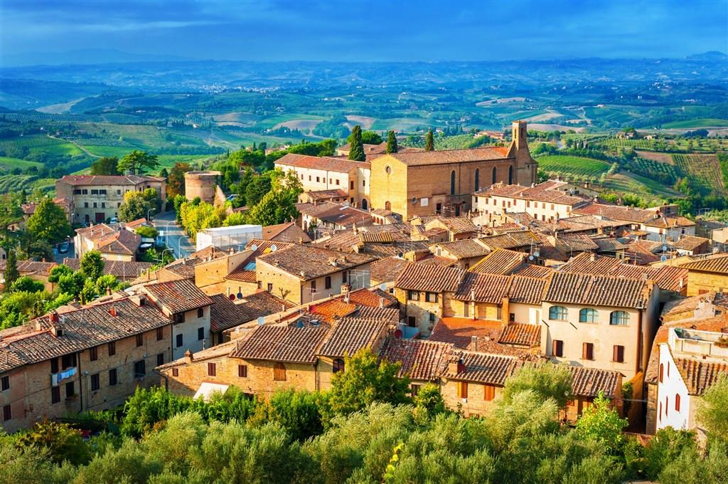 Itálie - toskánské město San Gimignano.shutterstock_416984410.j