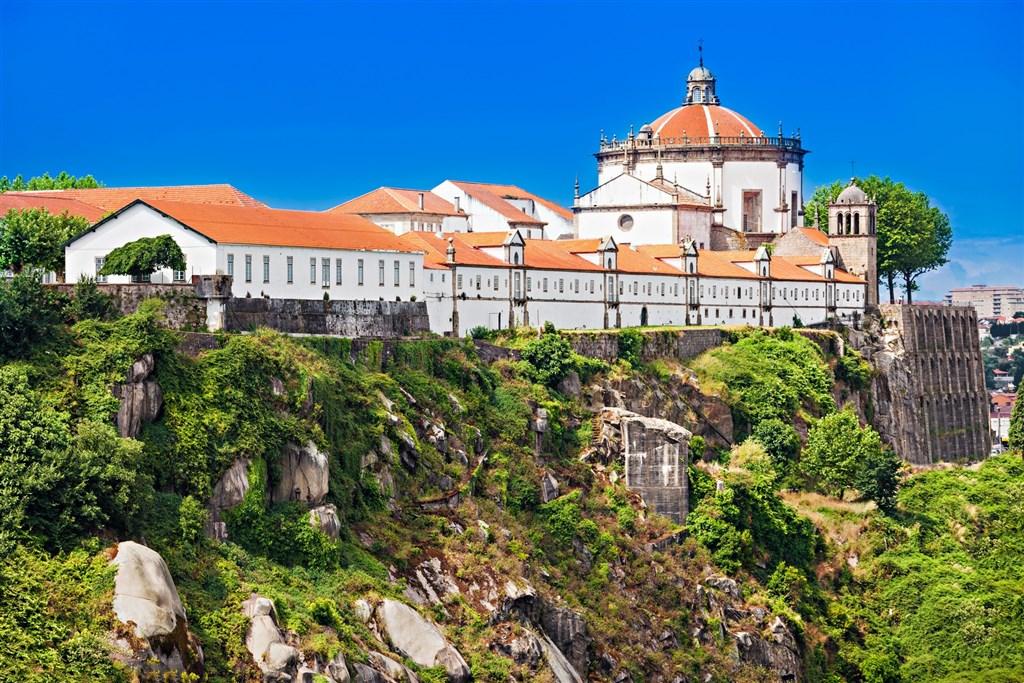Portugalsko - Porto - klášter da Serra do Pilar - shutterstock_
